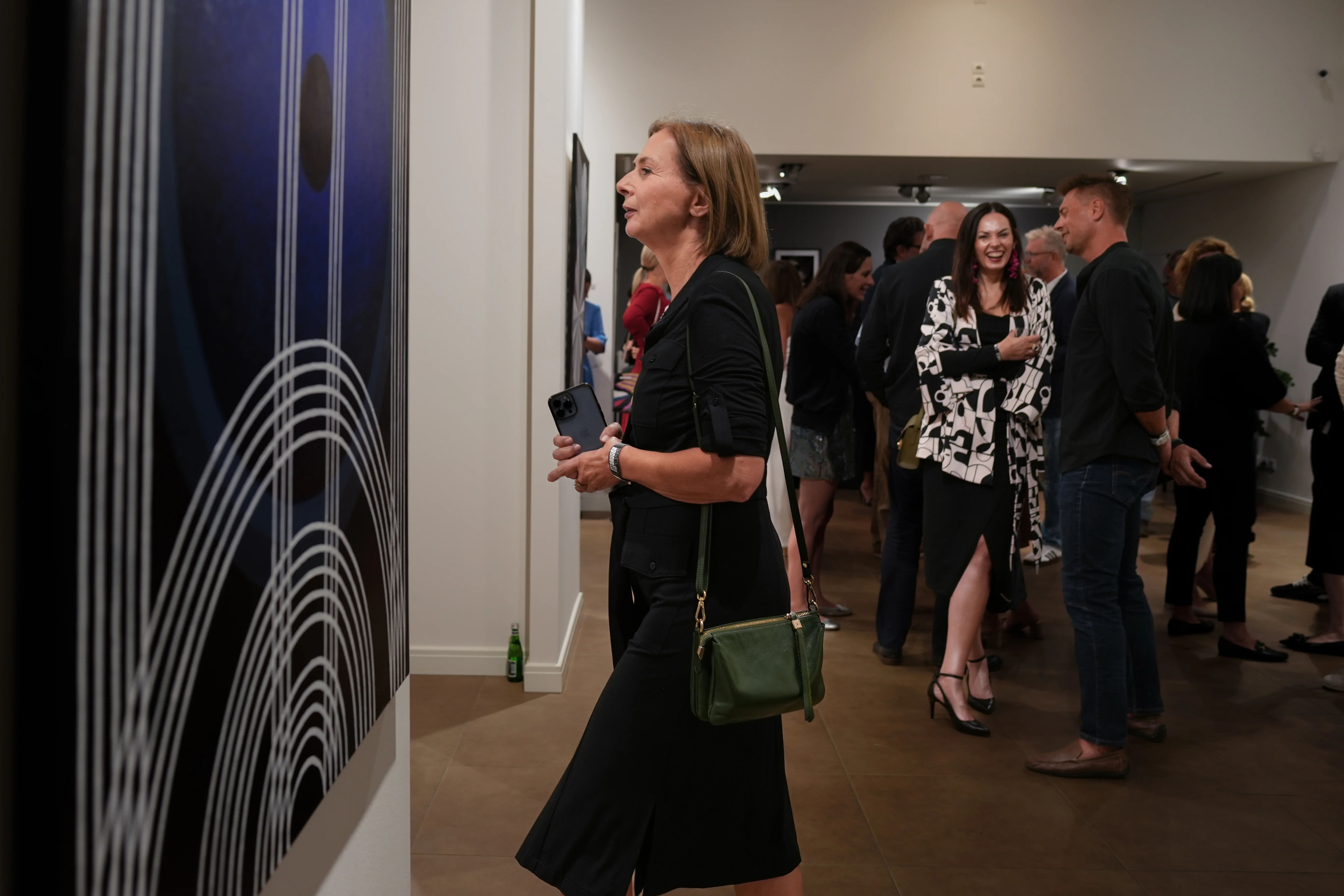 Goście oglądający dzieła podczas wystawy w Gauger Art Gallery